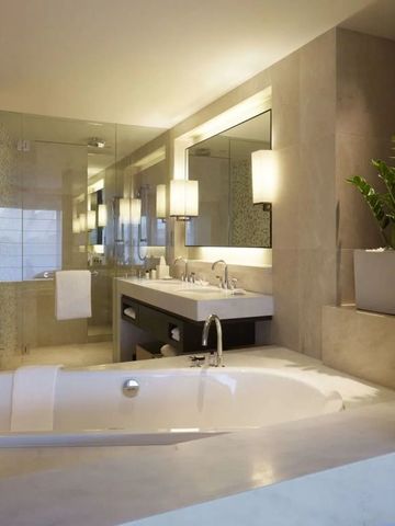 Elegantes Badezimmer mit Whirlpool und stilvoller Beleuchtung