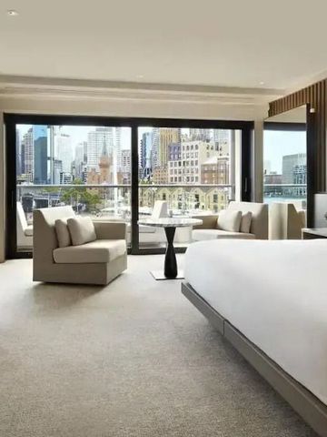 Helle und luxuriöse Suite im Park Hyatt Sydney mit Blick auf die Stadt