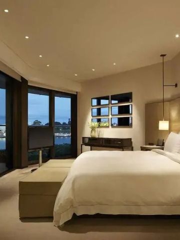 Luxuriöses Schlafzimmer der Sydney Suite mit Blick auf den Hafen.