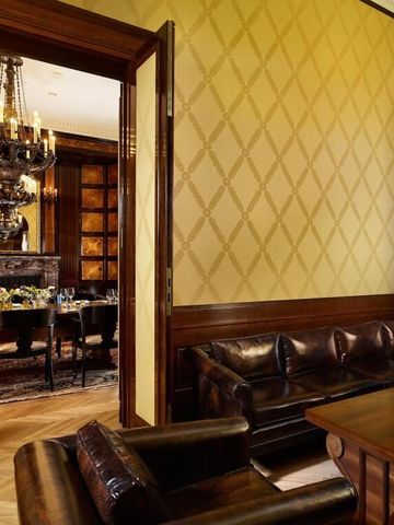 Luxuriöser Speisesaal im Park Hyatt Vienna mit edlen Möbeln und Kronleuchter