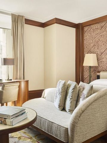 Helles und elegantes Hotelzimmer im Park Hyatt Vienna mit großen Fenstern