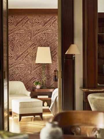 Warmer und einladender Wohnbereich mit luxuriöser Zimmerausstattung