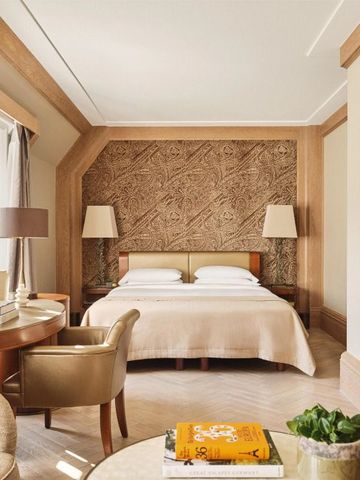 Geräumiges und stilvolles Schlafzimmer im Park Hyatt Vienna mit eleganten Details