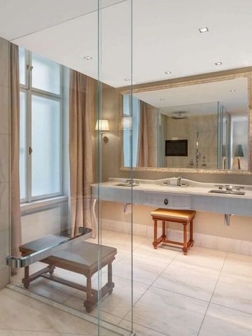 Modernes Badezimmer mit großem Spiegel und gläserner Dusche