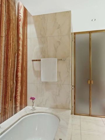 Luxuriöses Badezimmer mit Marmorwänden und Badewanne im Park Hyatt Vienna