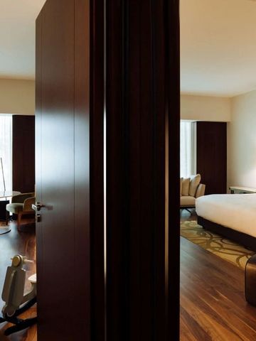 Elegante Suite im Park Hyatt Zurich mit luxuriösem Doppelbett und stilvollem Interieur