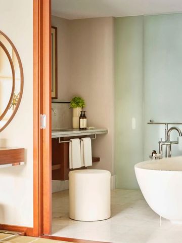 Modernes Badezimmer im Park Hyatt Zurich mit runder Badewanne und luxuriöser Ausstattung