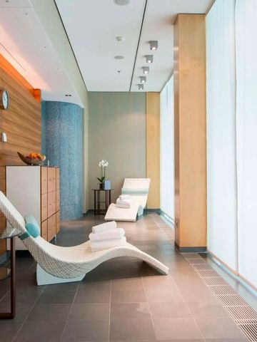 Wellnessbereich mit eleganten Liegestühlen und natürlichem Lichteinfall