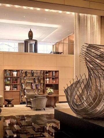 Luxuriöse Lobby mit stilvoller Skulptur und eleganten Sitzbereichen