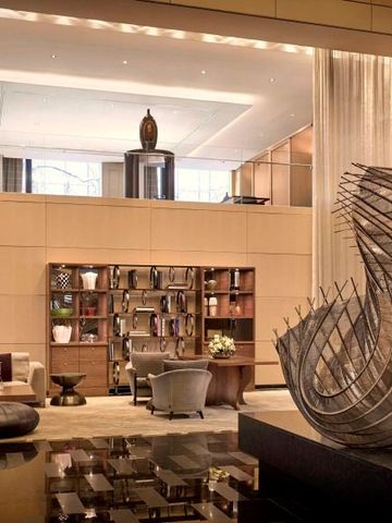 Luxuriöse Lobby mit großer Skulptur und edler Inneneinrichtung