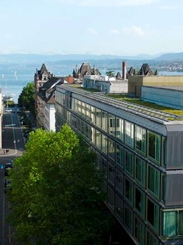 Aussicht auf die Fassade des Park Hyatt Zurich mit Seeblick im Hintergrund