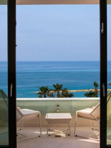 Blick vom Balkon auf das blaue Meer und Palmen