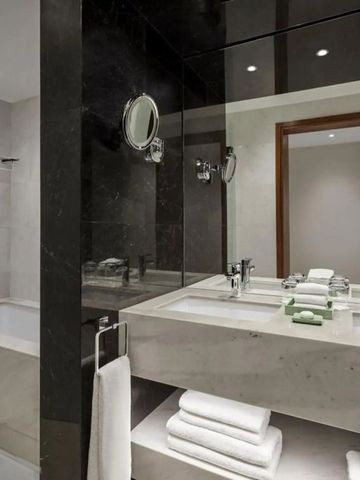 Elegantes Badezimmer mit Marmorwaschbecken und Badewanne