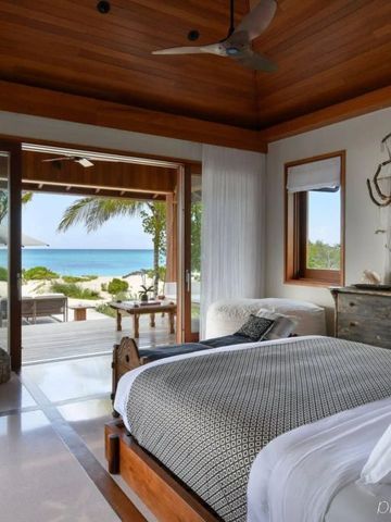 Elegantes Schlafzimmer mit direktem Zugang zur Terrasse und Meerblick