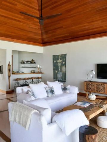 Helles Wohnzimmer mit Holzakzenten und bequemen Sofas