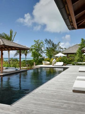 Luxuriöse Poolvilla mit Sonnenliegen und Pavillon direkt am Meer