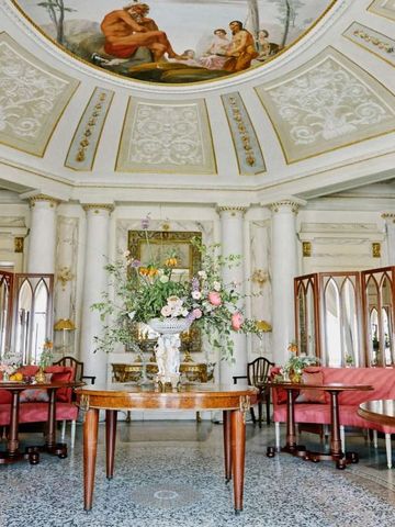 Prunkvoller Eingangsbereich mit Marmorboden und aufwendigem Deckenfresko