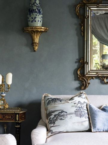 Eleganter Wohnraum mit edel dekoriertem Spiegel und klassischem Mobiliar