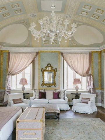 Opulentes Schlafzimmer mit luxuriösen Möbeln und prachtvoller Decke