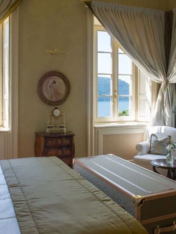 Elegantes Schlafzimmer mit luxuriösen Möbeln und Seeblick