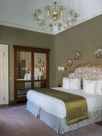 Opulent eingerichtetes Zimmer mit prächtigem Kronleuchter