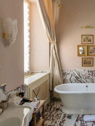 Edles Badezimmer mit freistehender Badewanne und Marmorverkleidung