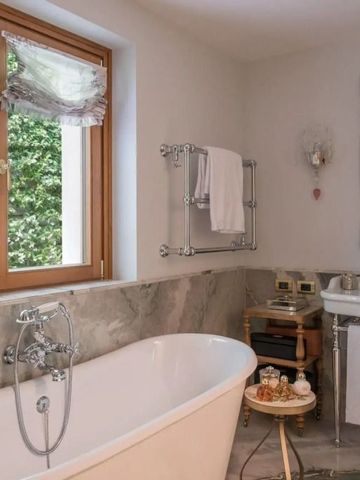 Luxuriöses Bad mit Marmor und eleganter Dekoration