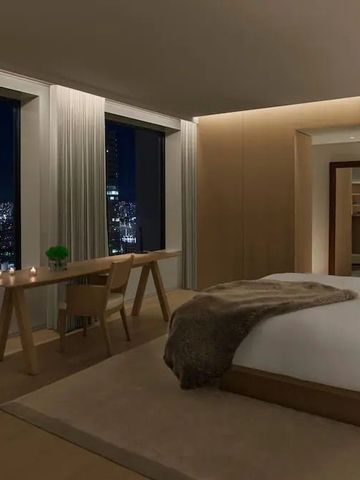 Luxuriöses Hotelzimmer mit Panoramablick auf die Stadt bei Nacht