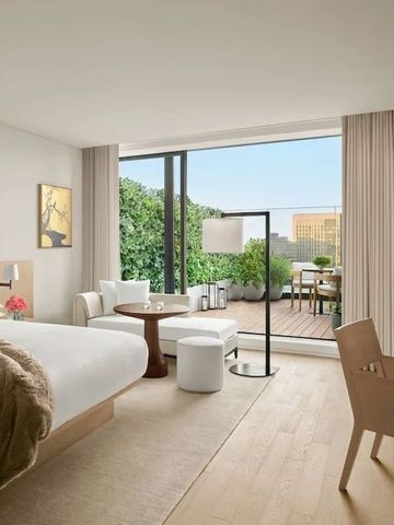 Helles Hotelzimmer mit Blick auf eine private Terrasse