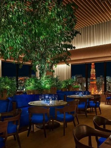 Luxusrestaurant mit Blick auf die Stadt bei Nacht und eleganter Beleuchtung