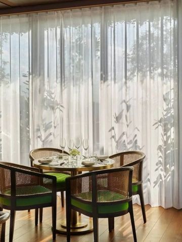 Helles Frühstücksbereich mit Tisch und Stühlen und natürlichen Licht