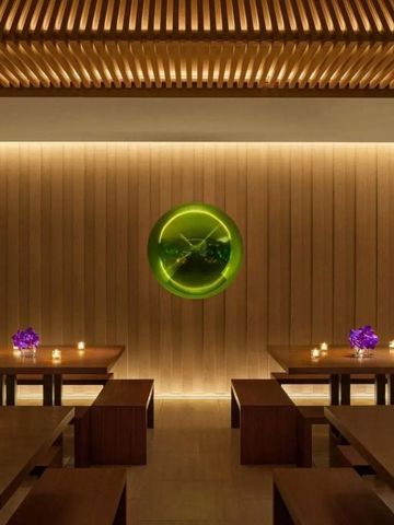 Stilvolles Interieur mit moderner Holzwand und stimmungsvoller Beleuchtung