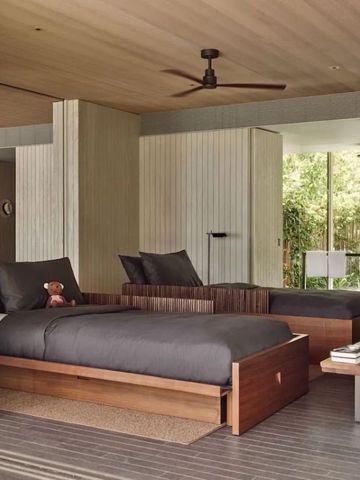 Luxuriöse Hotelzimmeransicht mit zwei Betten und grüner Aussicht