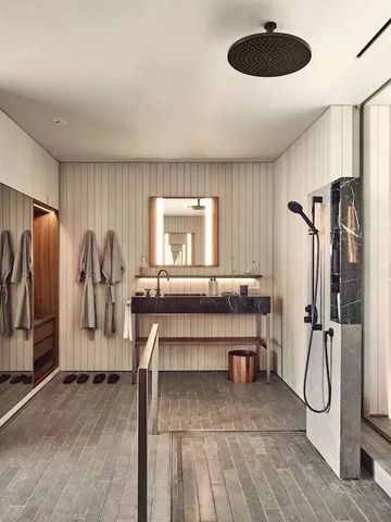 Geräumiges Badezimmer mit modernen Einrichtungen