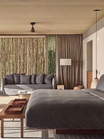 Luxuriöses Schlafzimmer mit großem Fenster und Naturblick