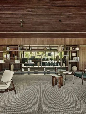 Elegante Bibliothek mit Holzregalen und bequemen Sitzgelegenheiten