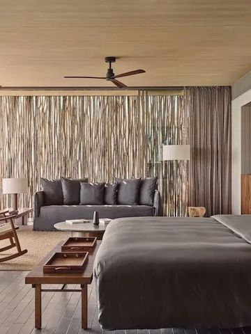 Luxuriös eingerichtetes Zimmer mit großem Bett und Sitzecke