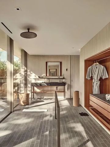 Luxuriöses Badezimmer mit Regenwalddusche und natürlichem Licht.