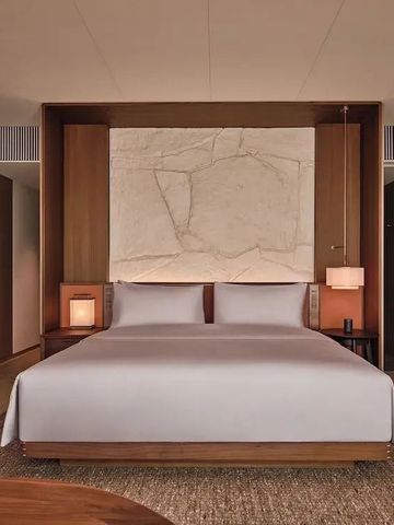 Hotelzimmer mit minimalistischem Design und großem Bett