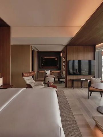 Elegantes Hotelzimmer mit modernen Möbeln und Stadtblick