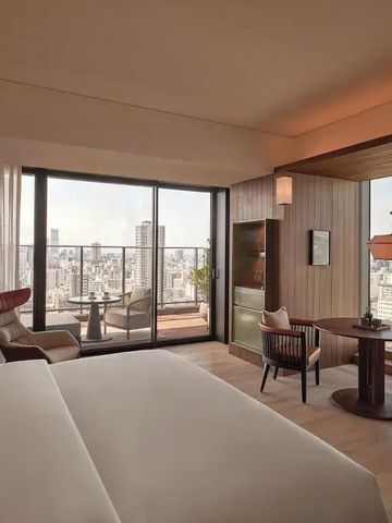 Modernes Zimmer mit Balkon und Blick auf die Stadtlandschaft