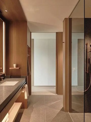 Modernes Badezimmer mit Doppelwaschbecken und großer Dusche