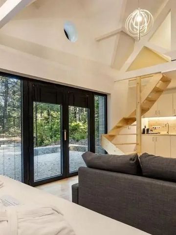 Luxuriöses Apartment mit moderner Küche und Aufgang zur oberen Etage