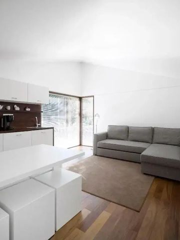 Wohnbereich mit gemütlichem Sofa und moderner Küche