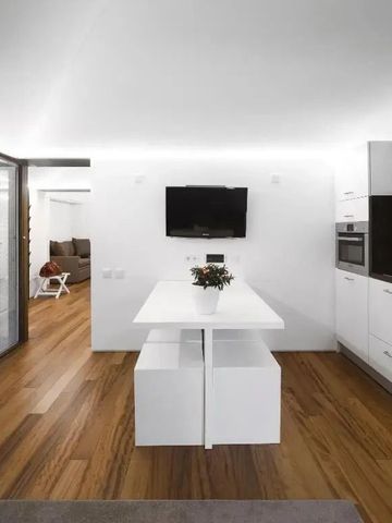 Moderne Küche mit Esstisch und Flachbildfernseher im Hotelzimmer