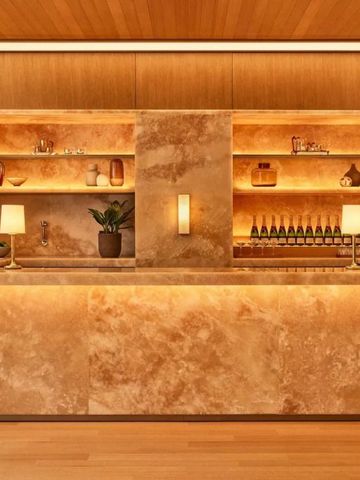 Luxuriöse Lobby mit warmem Licht und stilvollem Design