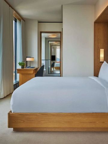 Modernes Hotelzimmer mit großem Fenster und stilvoller Einrichtung