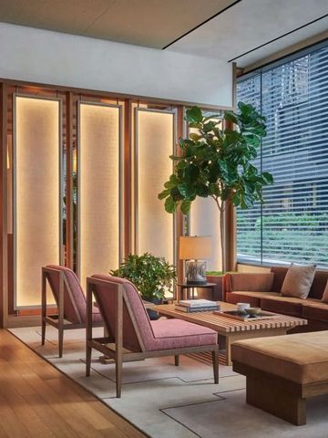 Eleganter Lounge-Bereich mit modernen Möbeln und großem Fenster