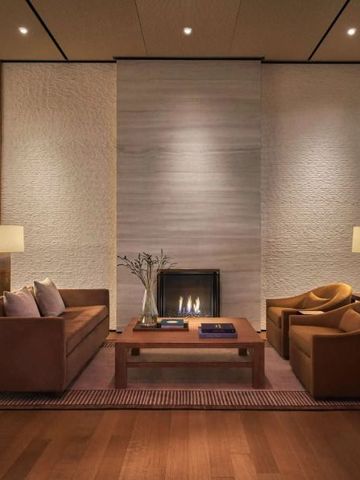 Luxuriöser Sitzbereich mit Kamin und bequemen Sesseln