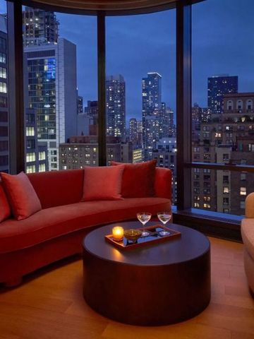 Panoramafenster mit Blick auf die Skyline von Manhattan bei Nacht